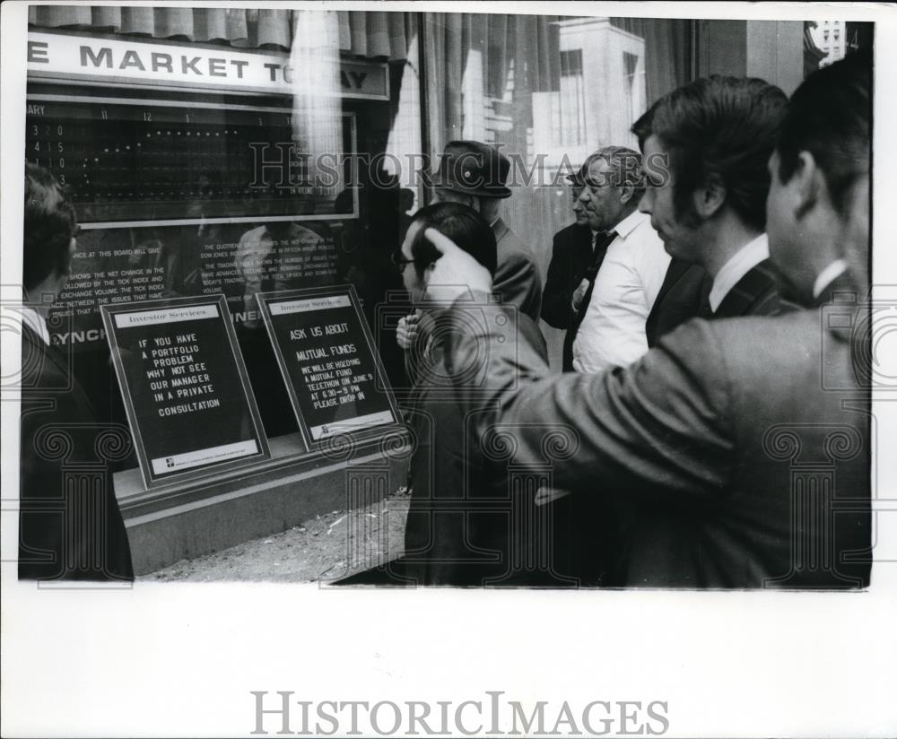 1970 Press Photo A stockmarket watcher gestures towards the quotations - Historic Images