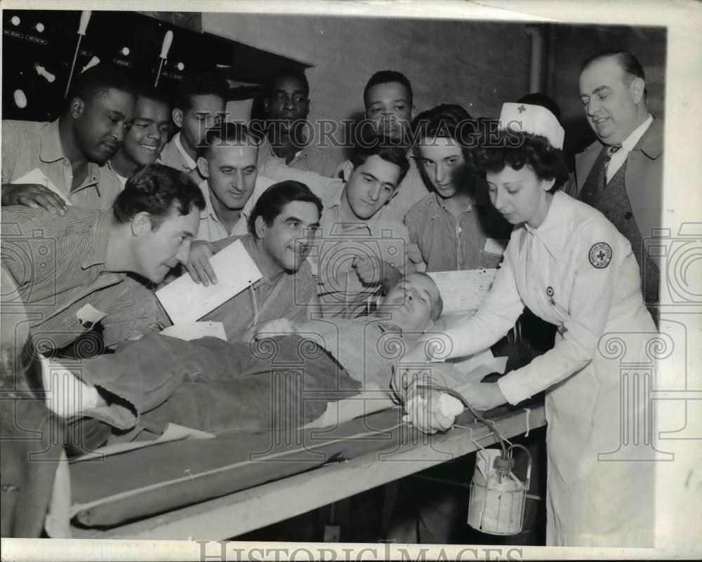1943 Press Photo Inmates Donate Blood to Red CrossBank - Historic Images