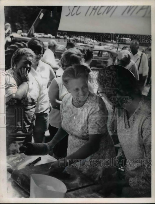 Undated Press Photo Mrs. Milton Amstuty & Mrs. Nelson Zuenchen Make Dough - Historic Images