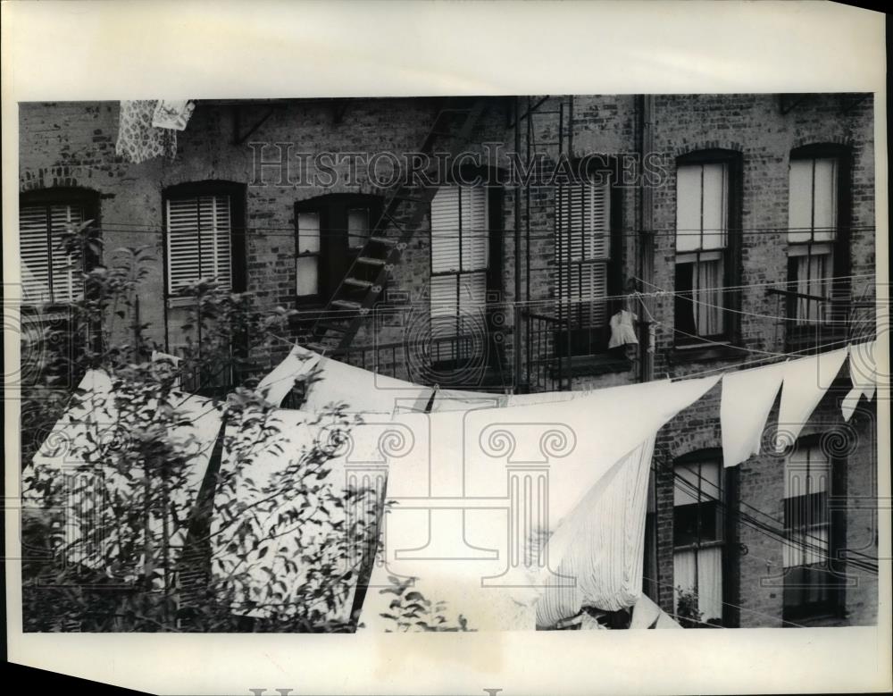 1969 Press Photo Tenement windows and clean laundry drying in breeze - Historic Images