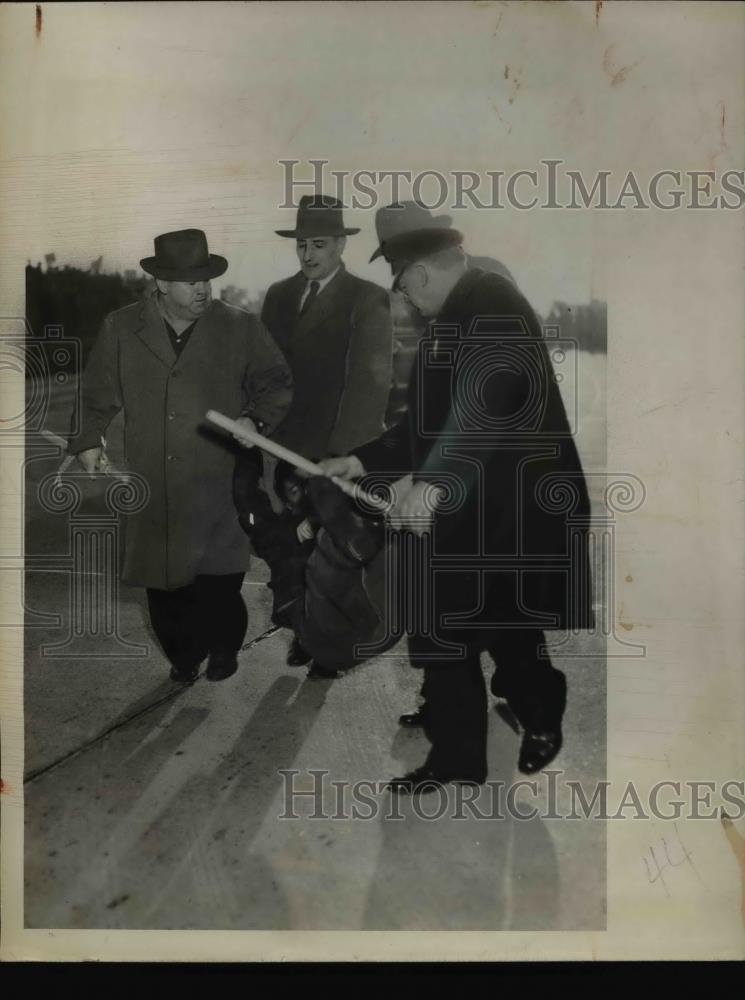 1949 Press Photo Morris Stamm Was Seized By Brooklyn Village Police - Historic Images