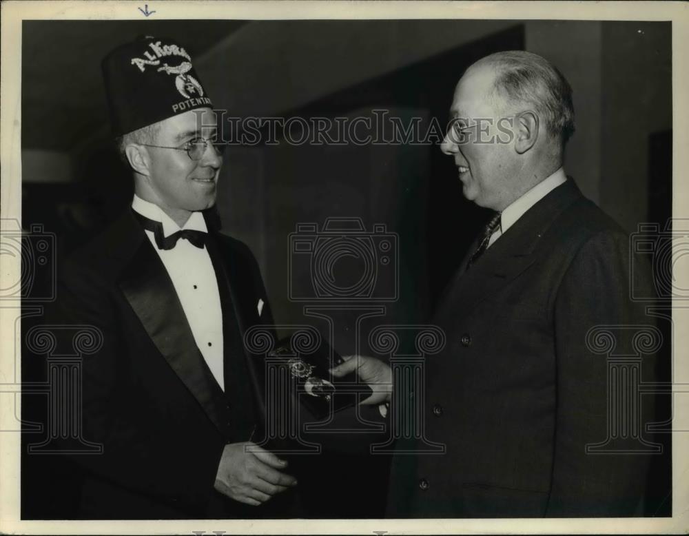 1937 Press Photo Albert H Fiebach Present Al KOran presents jewel ato outgoing - Historic Images