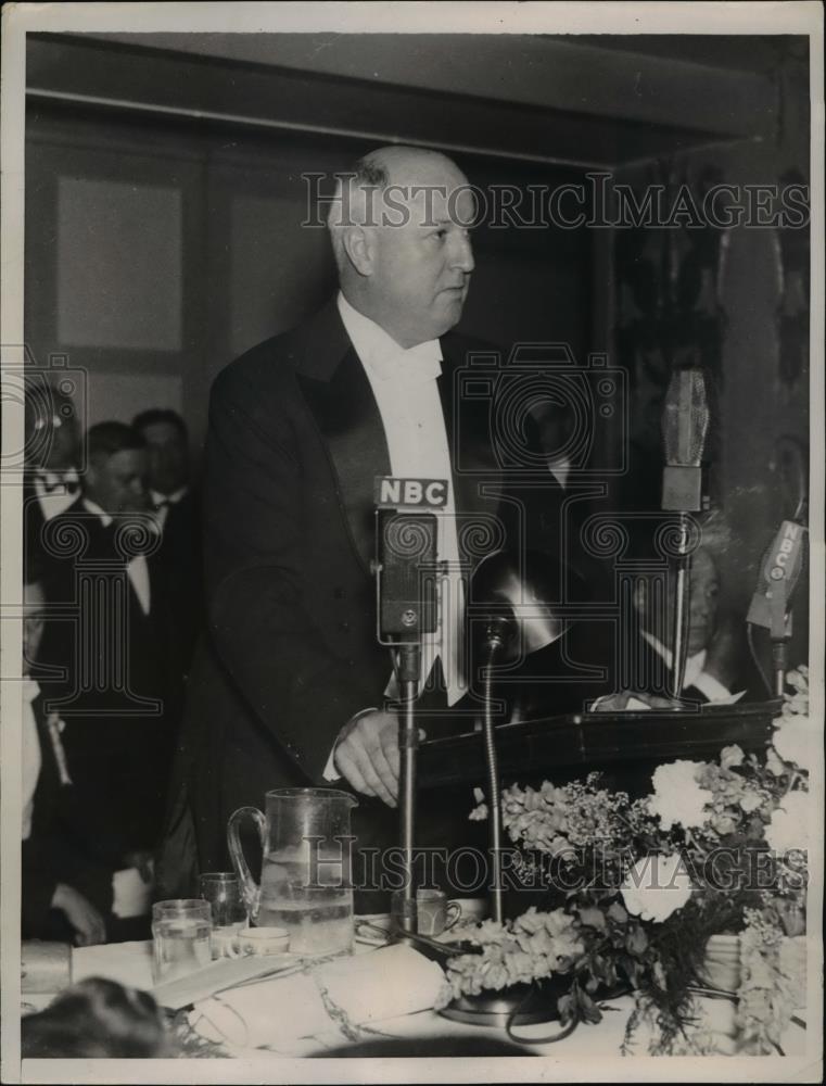 1937 Press Photo Postmaster General James Farley speaking at a dinner - Historic Images
