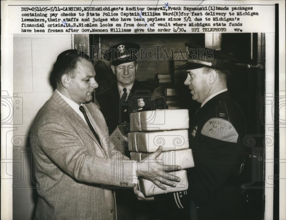 1959 Press Photo Lansing Mich Frank Szymanski &amp; paychecks to Capt Wm Ward - Historic Images