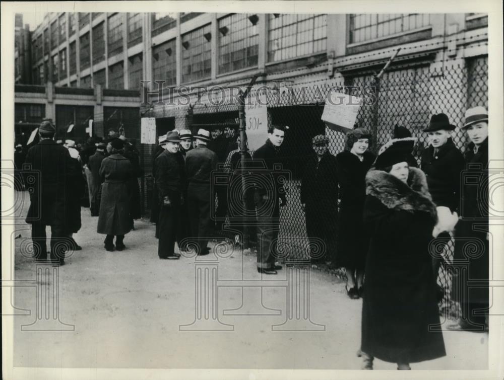 1937 Press Photo Visitors Outside the Plant Looking for Loved Ones - Historic Images