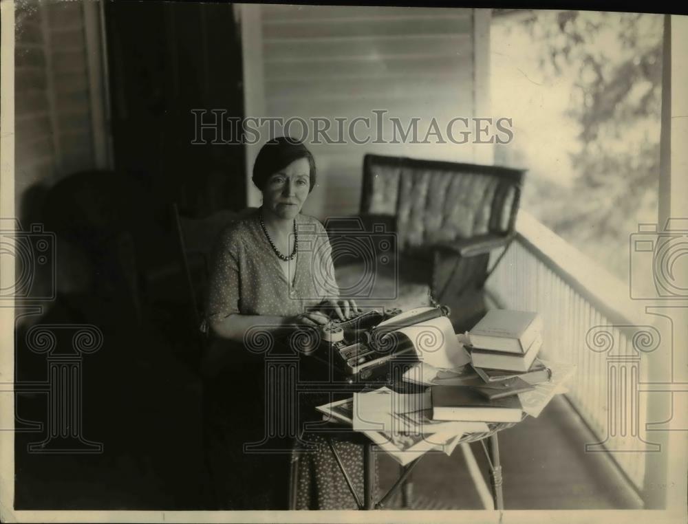 1932 Press Photo Mrs. William Sydney Porter at work on the porch of her home - Historic Images