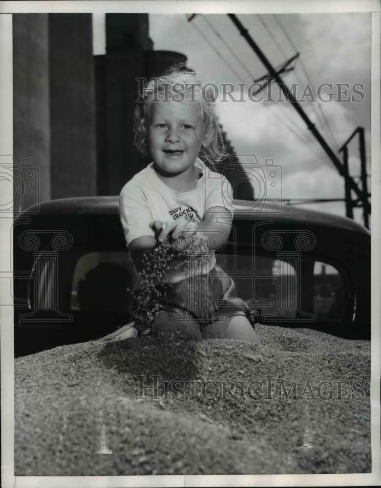 1956 Press Photo Donna Smith having fun sifting wheat - Historic Images