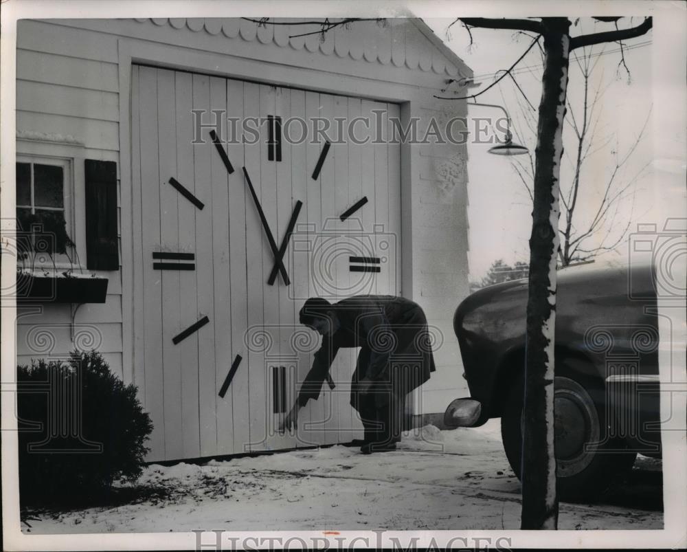 1953 Press Photo Clifford Cattell&#39;s garage with a clock design - Historic Images