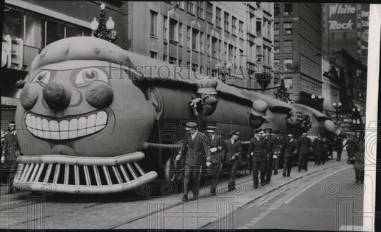 1955 Press Photo Parade with a train balloon. - Historic Images