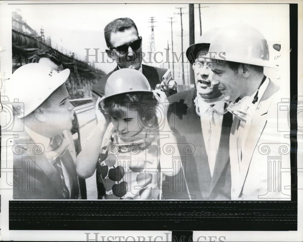 1962 Press Photo Baltimore Mrs Gherman Titov adjusts her hardhat before she and - Historic Images