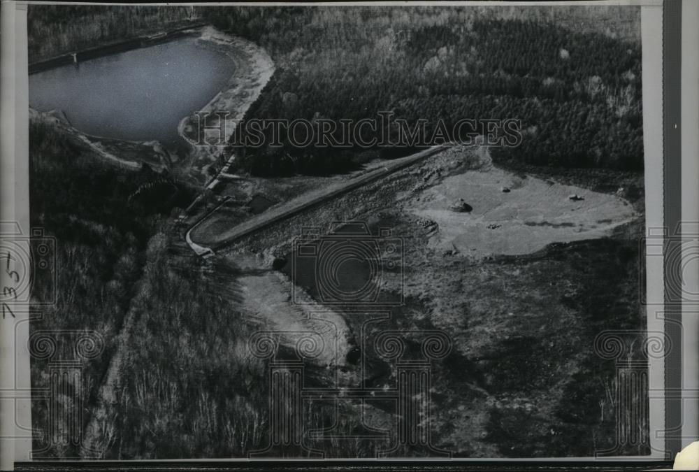 1964 Press Photo Drought Situation of Lenox Reservoir in the Berkshires Mass. - Historic Images