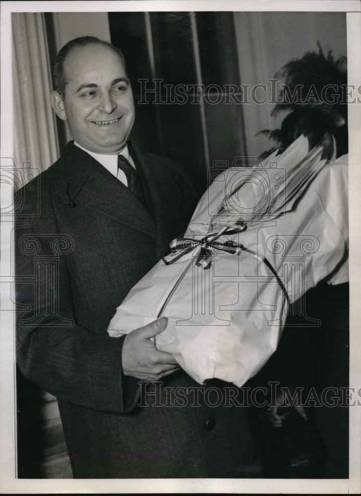 1938 Press Photo Leads delegates asking President's son to run Washington DC - Historic Images