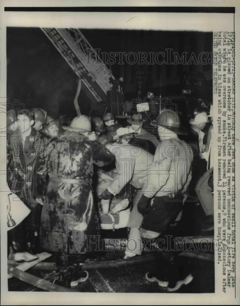 1956 Press Photo Victim of Hotel Fire Placed in Stretcher Kansas City, MO - Historic Images