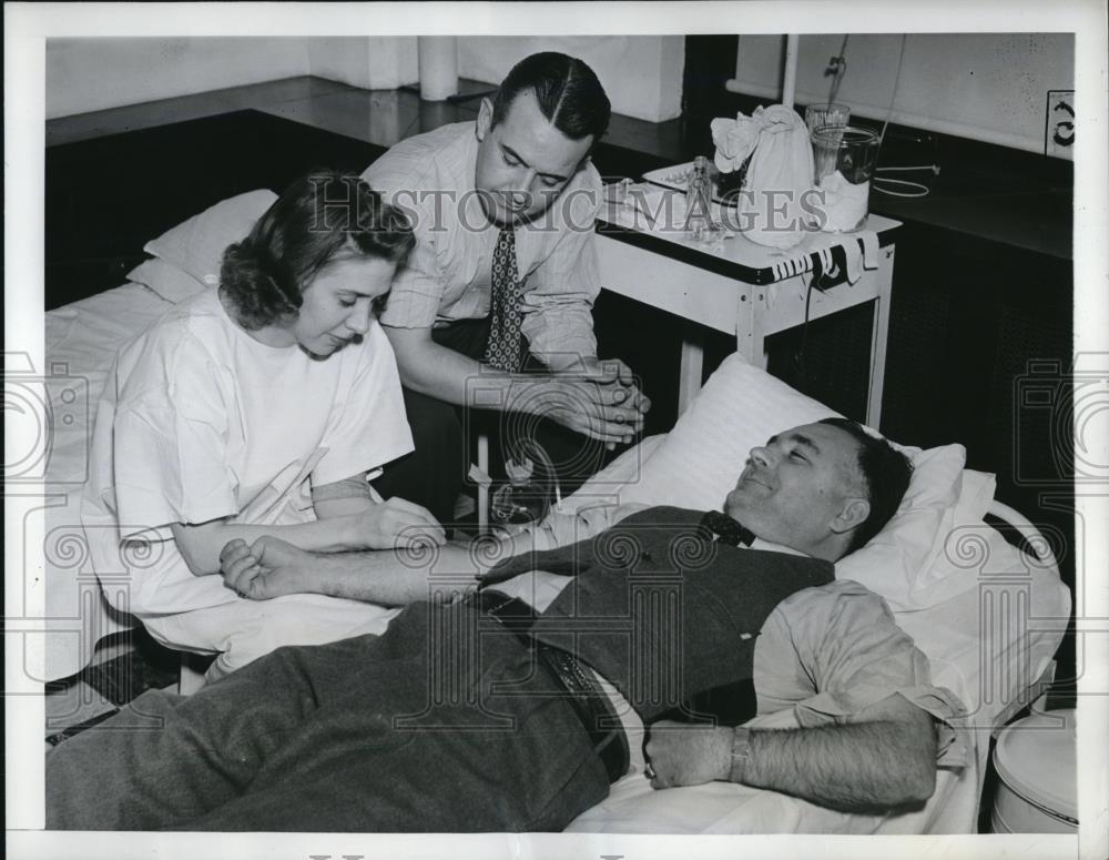 1941 Press Photo Carl Bersing Philadelphia CIO Council President Gives Blood - Historic Images