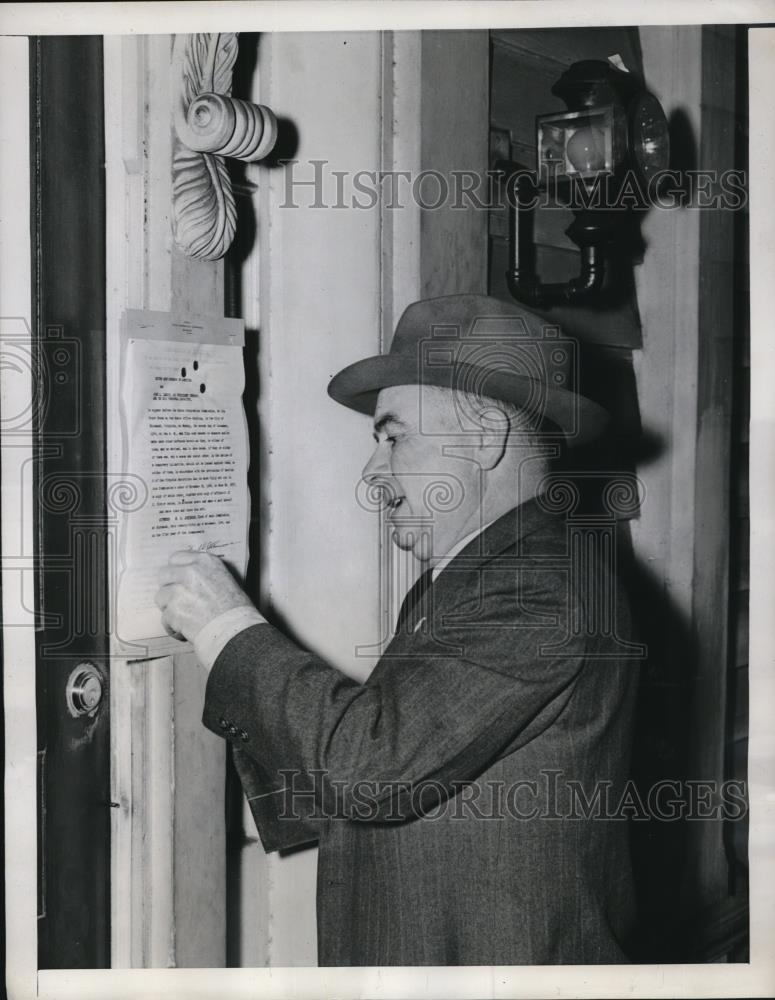 1946 Press Photo John Lewis Home Showing Sgt. J.F. Moriarty With State Summons - Historic Images