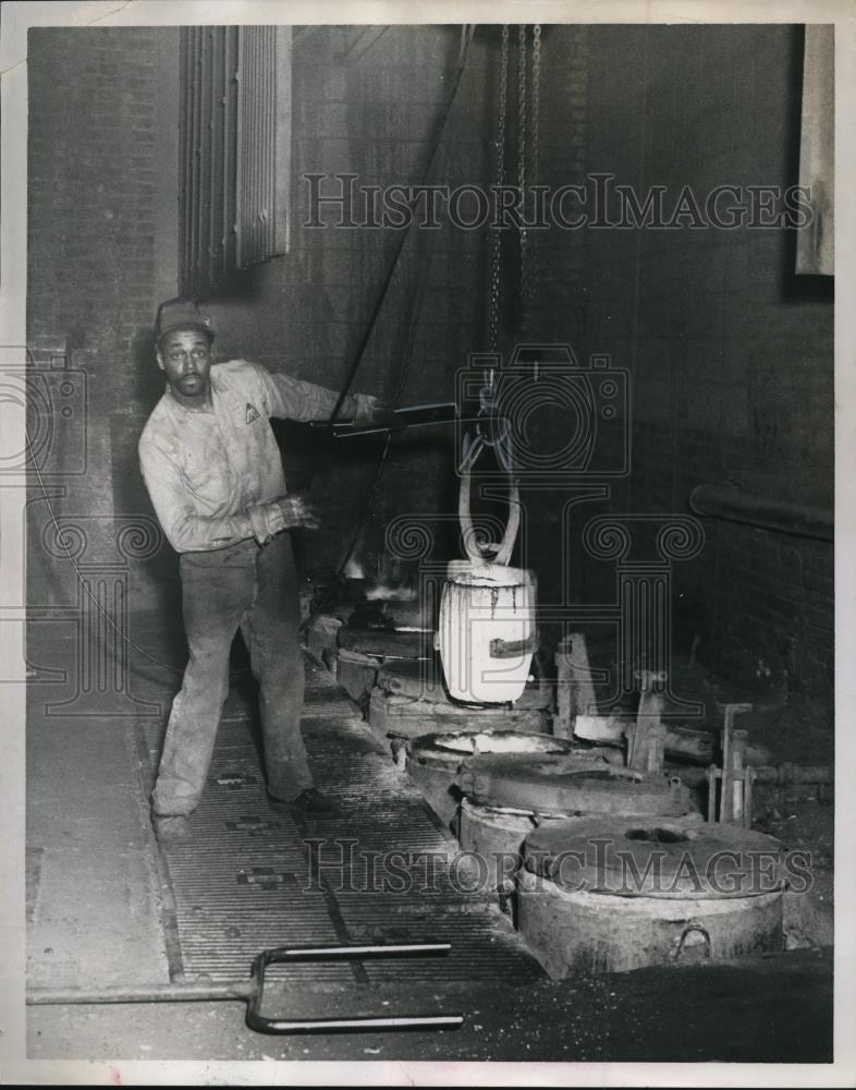 1967 Press Photo Willie Gendraw furnace tender in Cleveland Aluminum Casting Co - Historic Images