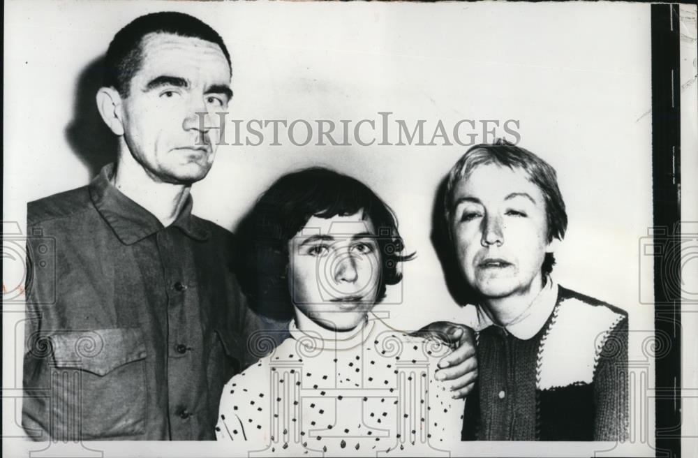 1957 Press Photo Kristen Slemen with her parents Mr.and Mrs. Sven Siemen - Historic Images