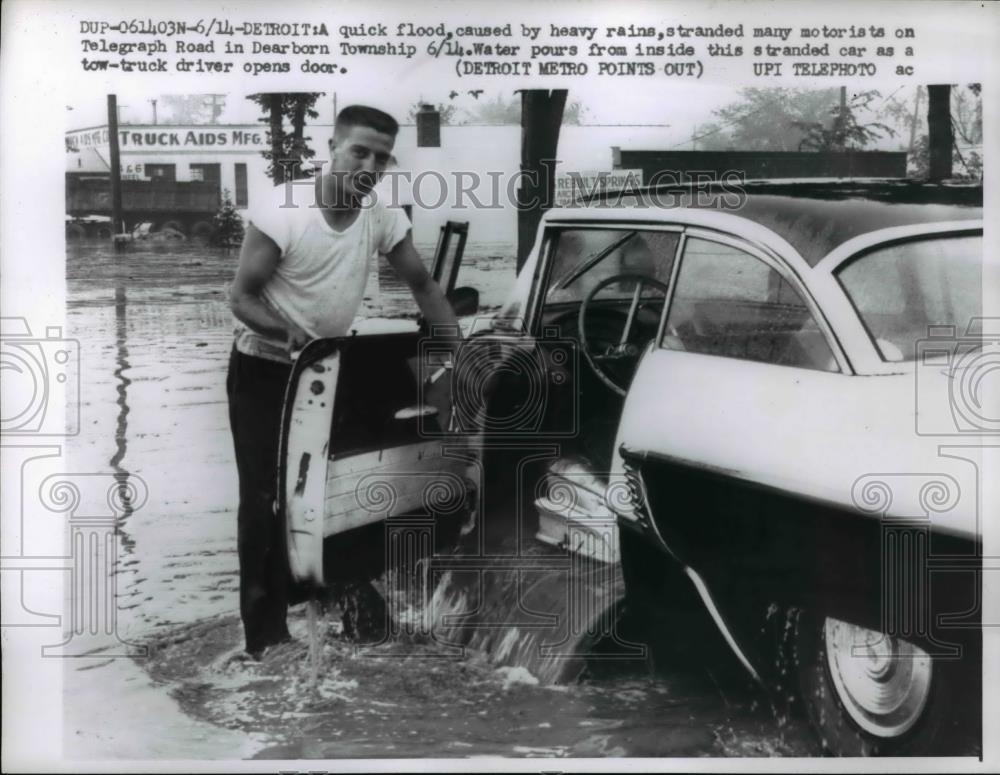 1960 Press Photo Detroit Mich Dearborn township man &amp; his car from flash floods - Historic Images