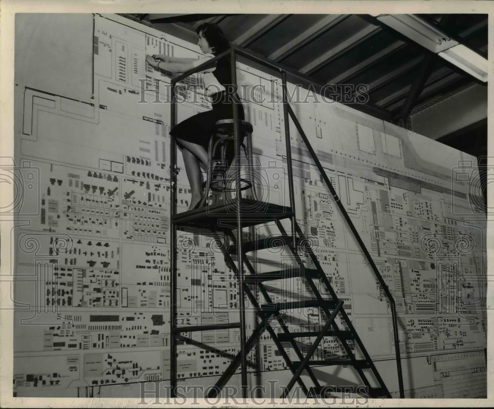 1948 Press Photo Westinghouse in Buffalo NY production planning board - Historic Images