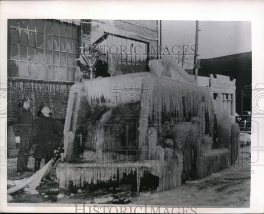 1952 Press Photo Two Firemen battling Eastern Thomas Paper Co. Warehouse Flames - Historic Images