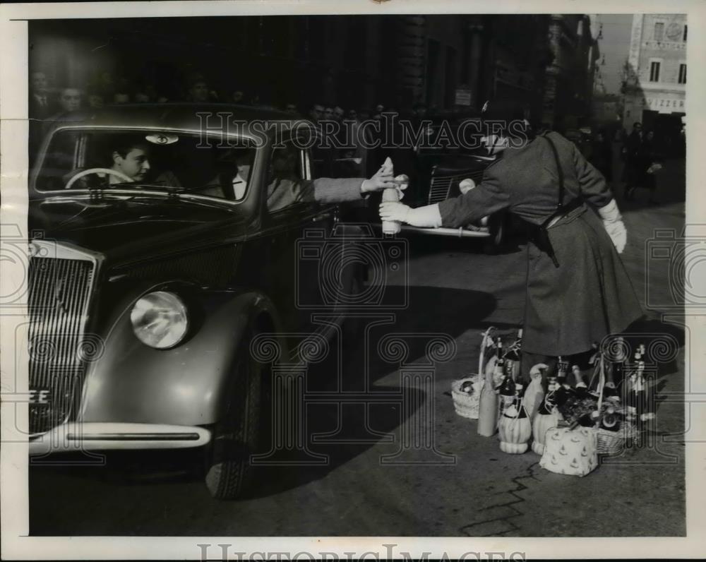 1948 Press Photo Motorist Gives Policeman Wine On Befana Day In Rome - Historic Images