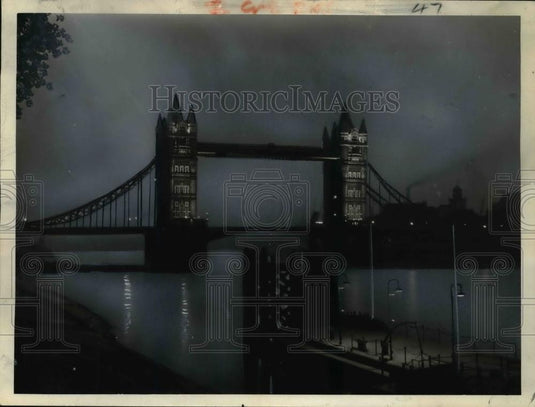 1961 Press Photo Thames River Tower "Americans Selling London Fog" by Joe Whitt - Historic Images
