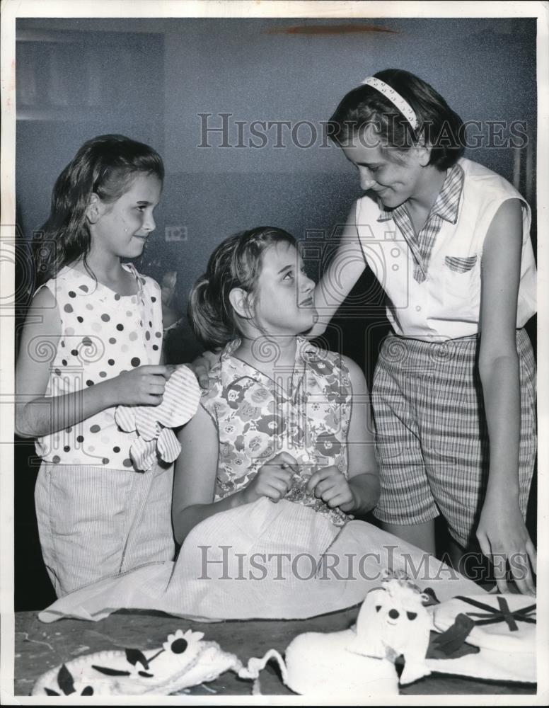 1960 Press Photo Allison Ziats, Veronica Tindina, Andrea Ziats - Historic Images