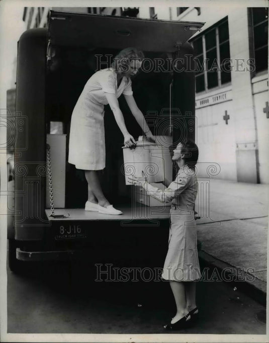 1944 Press Photo Theresa Johnston and Mrs. Kathleen Recroft - Historic Images