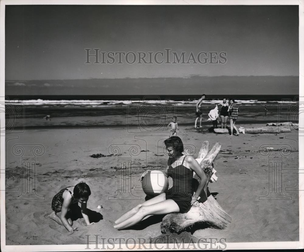 1955 Press Photo Sunbathers &amp; Kids at North Beach Peninsula, Washington - Historic Images