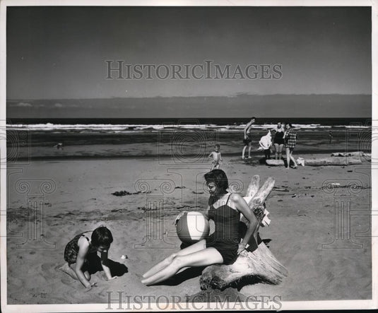 1955 Press Photo Sunbathers & Kids at North Beach Peninsula, Washington - Historic Images
