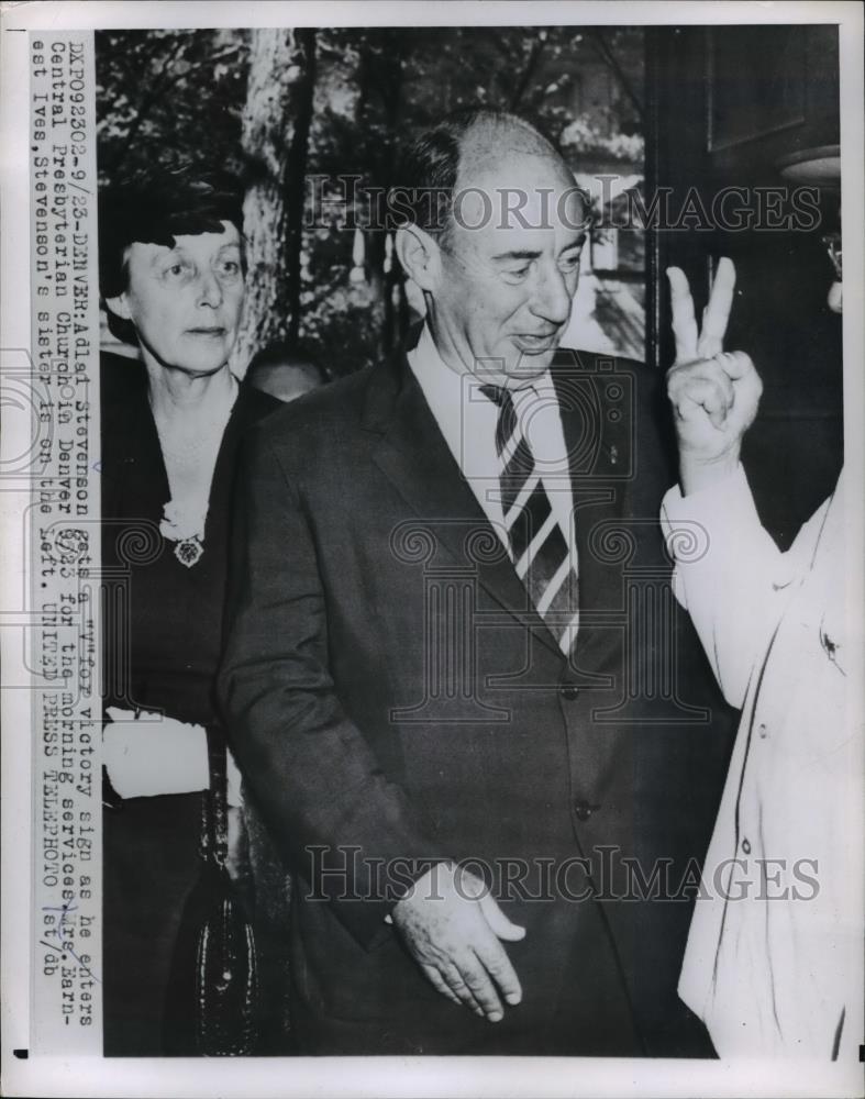 1956 Press Photo Denver Adlai Stevenson gets v for victory sign as he enters - Historic Images