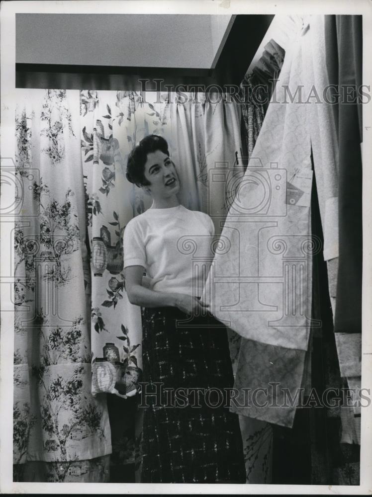 1958 Press Photo Elaine Tingruen salesgirl at Penny&#39;s - Historic Images