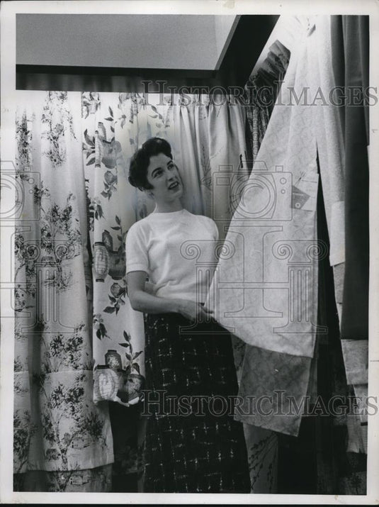 1958 Press Photo Elaine Tingruen salesgirl at Penny's - Historic Images