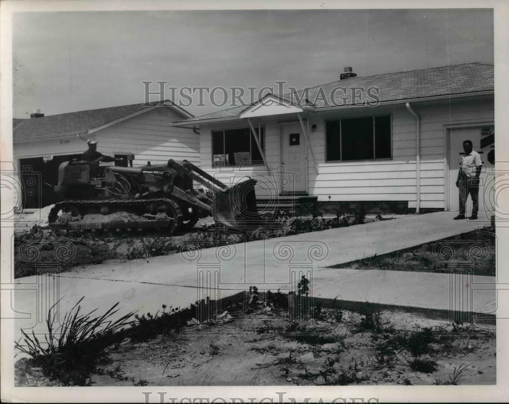 1964 Press Photo Workers of the Friedman Construction Co. at Eastlake Housing - Historic Images