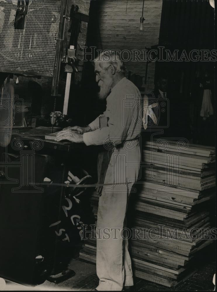1920 Press Photo George Suter, chief cabinet maker of the carpenter shop - Historic Images