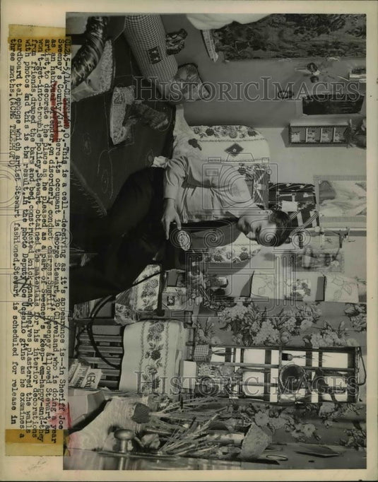 1949 Press Photo Deputy Joe Uccello at the Sheriff Joe Sweeney's County jail - Historic Images