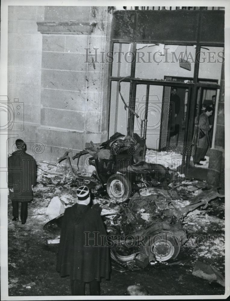 1962 Press Photo Wrecked Cars Near Ministry in Paris From Riots - Historic Images