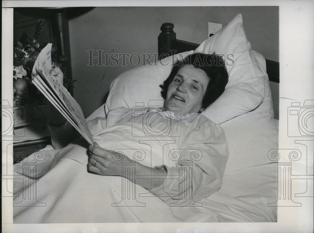 1948 Press Photo Mrs. Michael Walker reading a newspaper after she gave birth - Historic Images