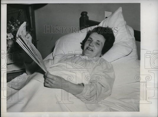 1948 Press Photo Mrs. Michael Walker reading a newspaper after she gave birth - Historic Images