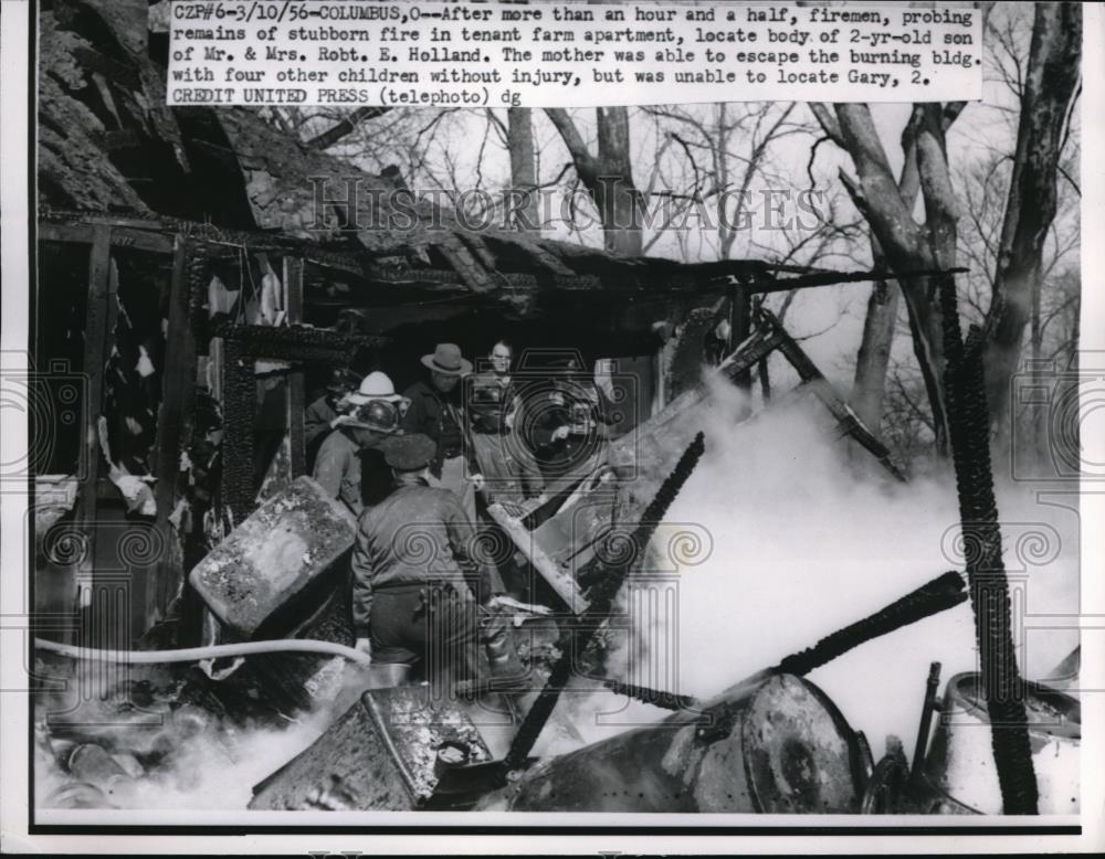 1956 Press Photo Columbus Ohio firemen loacate body in burned building - Historic Images