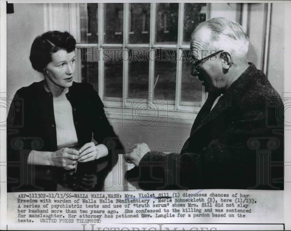 1956 Press Photo (L) Mrs. Violet Sill and Warden Merle Schneckloth - Historic Images