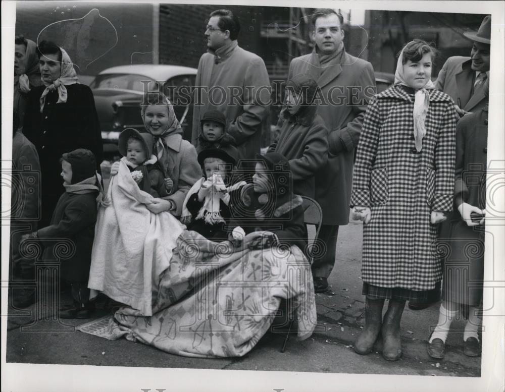 1953 Press Photo Mrs Eugene Myers &amp; family at Christmas parade - Historic Images