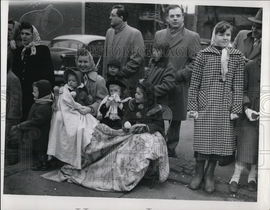 1953 Press Photo Mrs Eugene Myers & family at Christmas parade - Historic Images