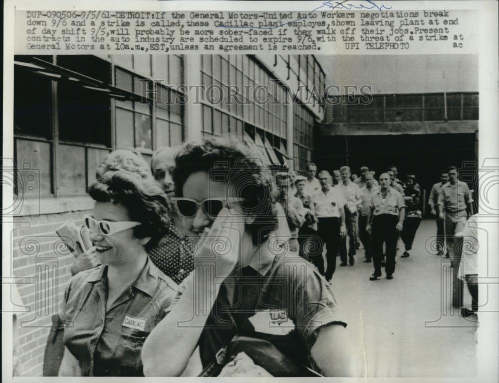 1961 Press Photo Cadillac Plant Employees on Strike - Historic Images