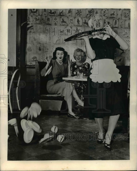 1948 Press Photo Chicago Waitress Demonstrates New Plates That Won't Break - Historic Images