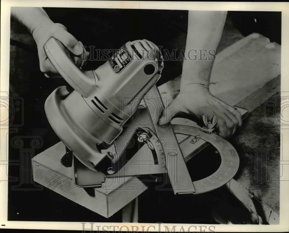 1962 Press Photo Angular Sewing made easier by Black &amp; Decker circular saw - Historic Images