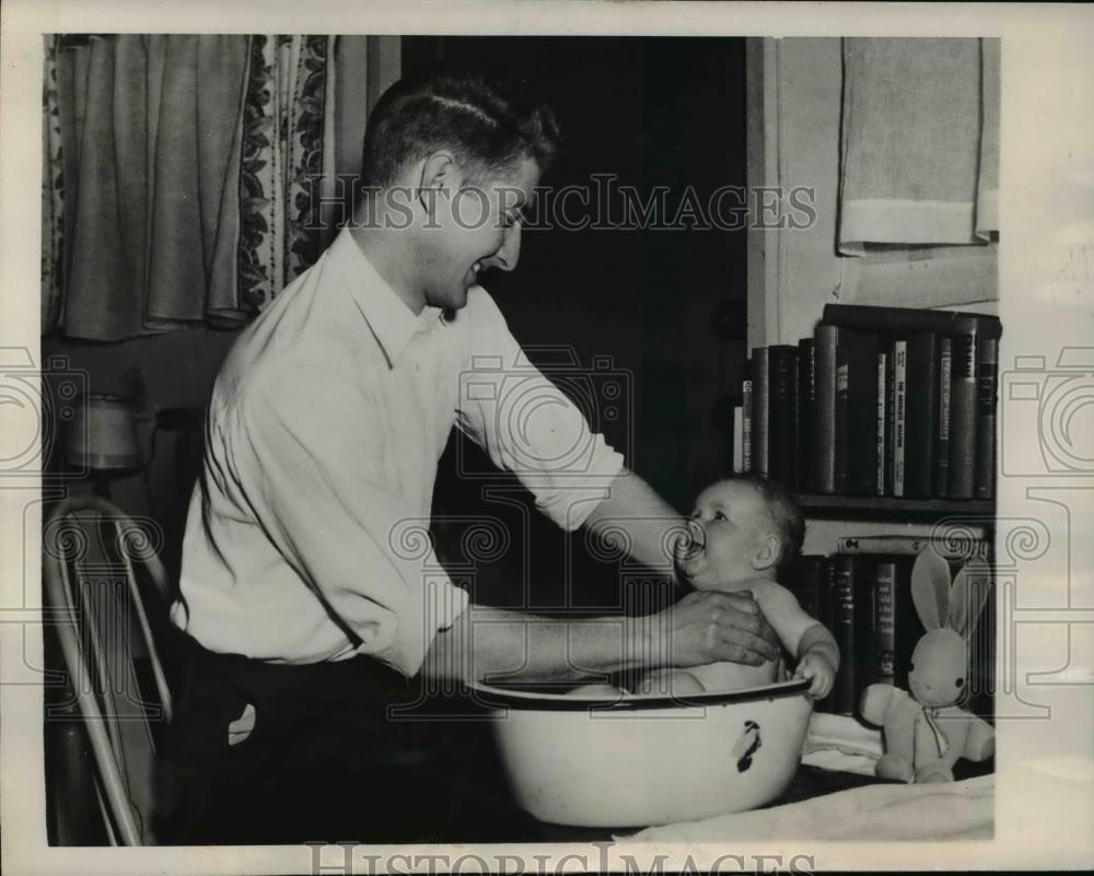 1947 Press Photo Richard Nolte Rhodes Scholar learns about Domestic Affairs - Historic Images