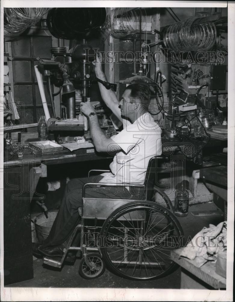 1950 Press Photo Chicago Ill Jim Hulbert handicapped ubut working a drill press - Historic Images