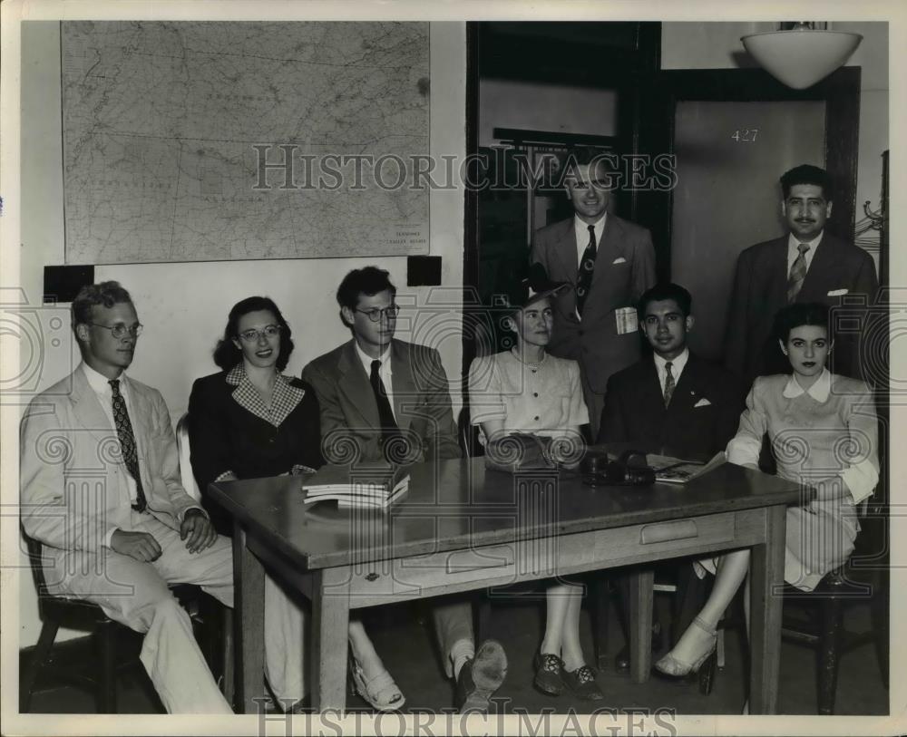 1947 Press Photo Visitors To Tennessee River Valley Office of Technicians - Historic Images