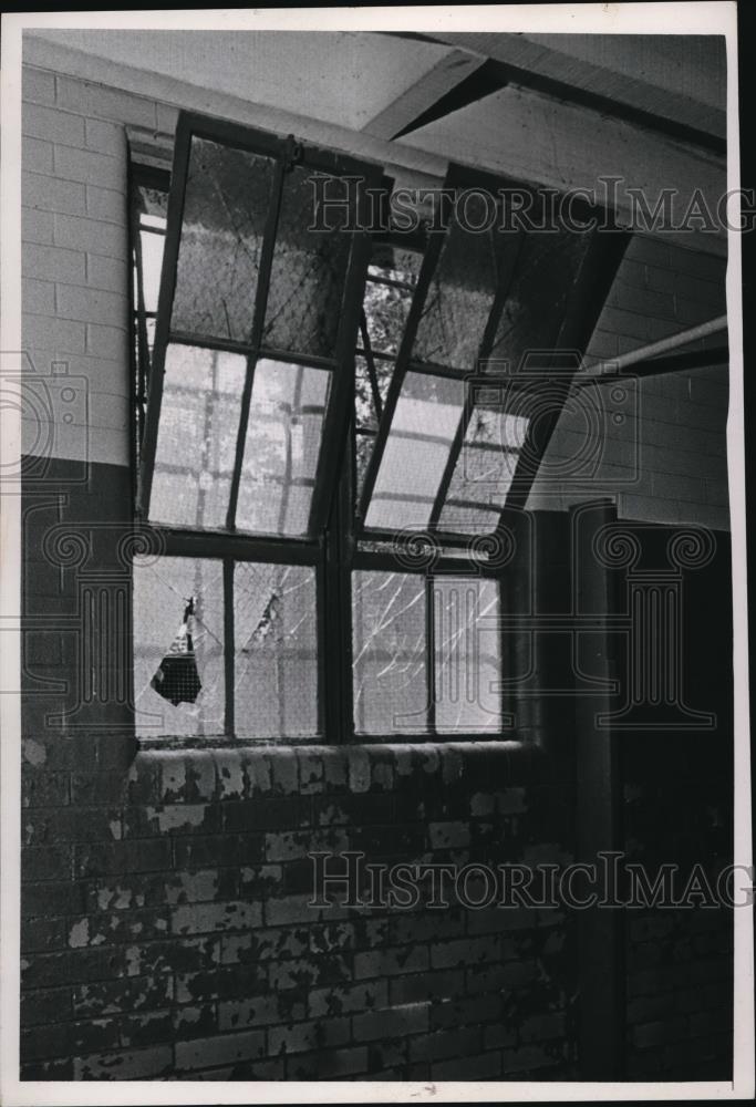 1967 Press Photo Ladies room at Edgewater Park Cleveland needs repairs - Historic Images